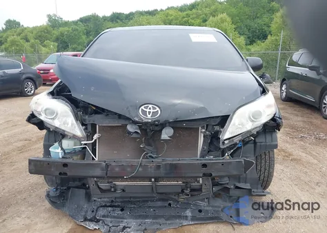2014 Toyota Sienna z USA, uszkodzony, nr VIN 5TDYK3DC4EF415362